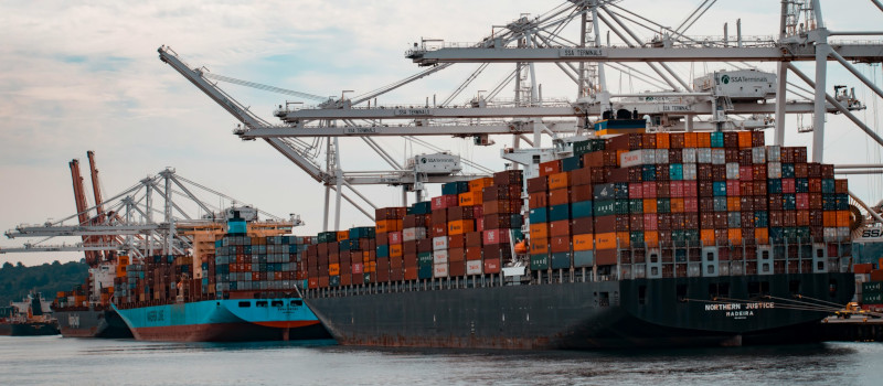 Buque de carga recibiendo abastecimiento naval coordinado en Argentina