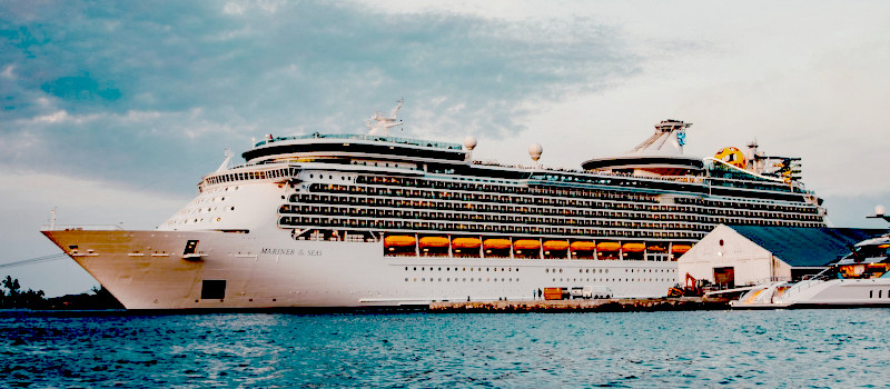 Crucero asistido por los servicios de provisiones de Mattina en un puerto argentino