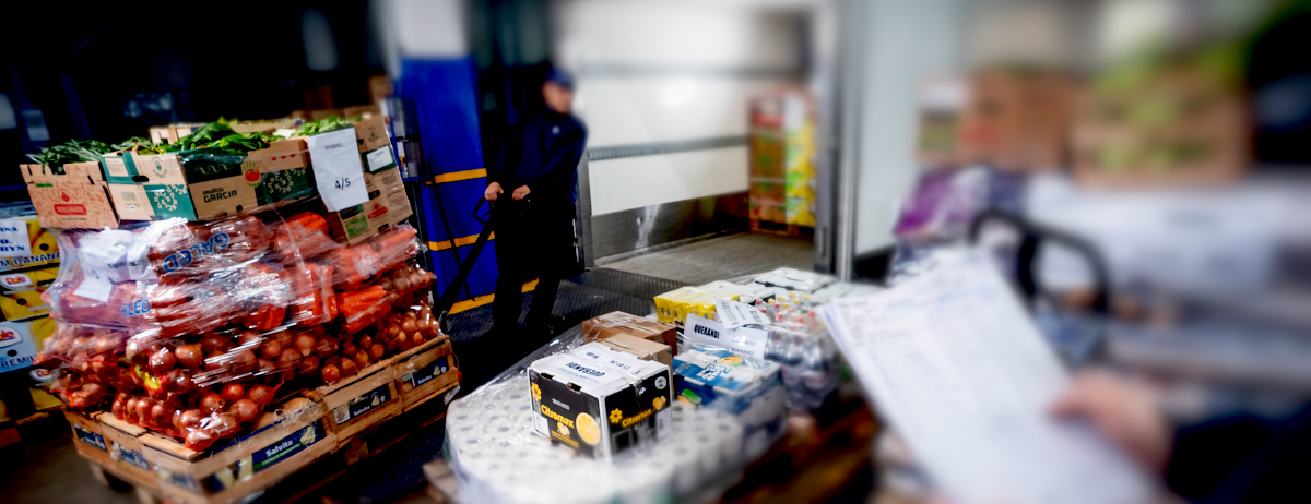 Operaciones de Mattina supervisando la preparación y entrega de suministros navales